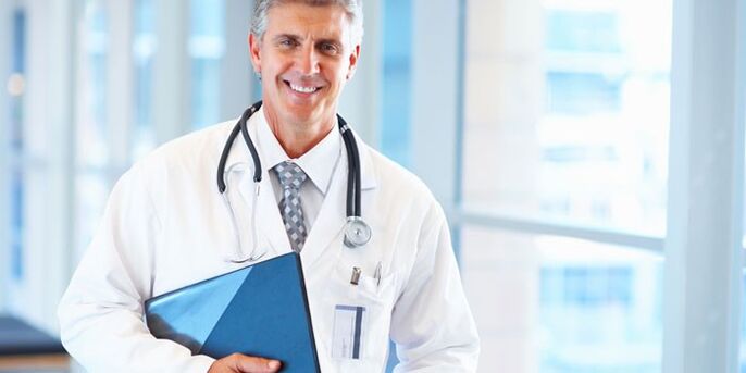 medico che cura i funghi delle unghie
