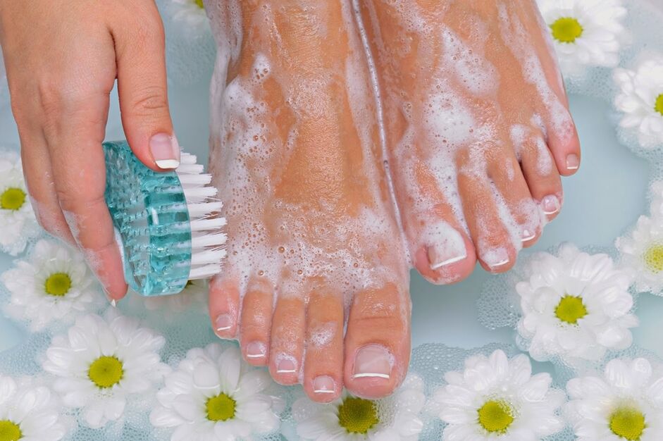 L'igiene regolare del piede è un'eccellente prevenzione delle infezioni fungine. 