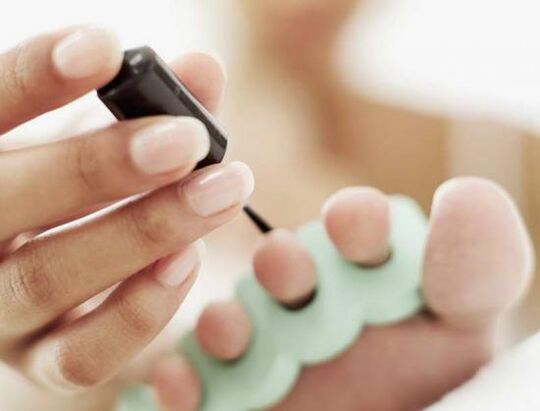 trattare le unghie con smalto per un'infezione fungina