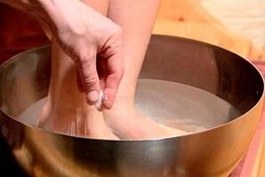 pediluvio per funghi sulle dita dei piedi